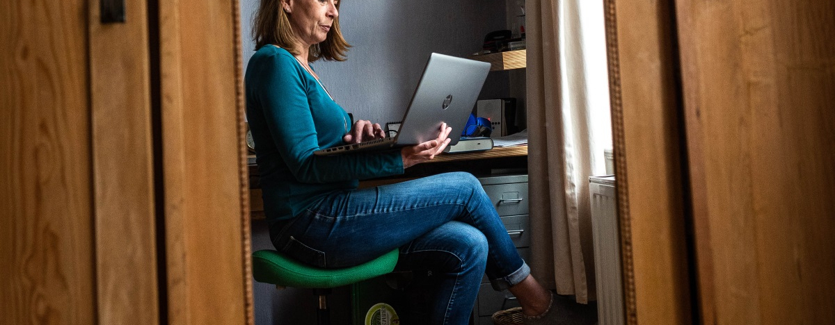 Frau arbeitet am Laptop