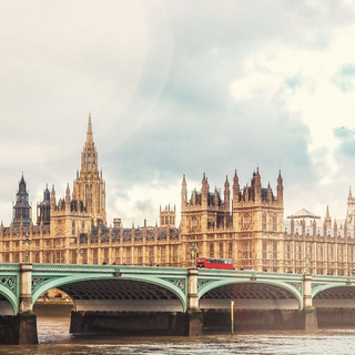 Zu sehen ist die London Bridge und das House of Parliament.