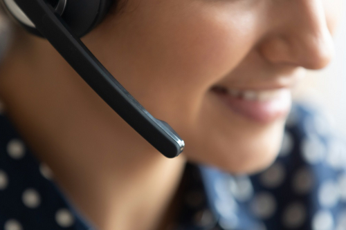 Frau mit Headset Nahaufnahme