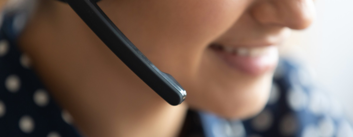 Frau mit Headset Nahaufnahme