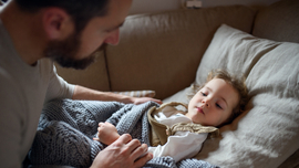 Vater kümmert sich um kranke Tochter