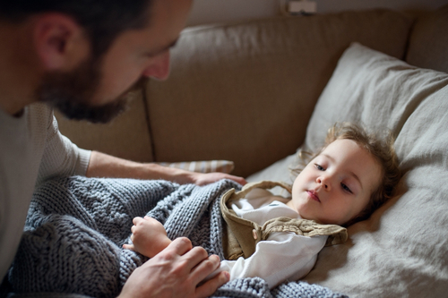 Vater kümmert sich um kranke Tochter