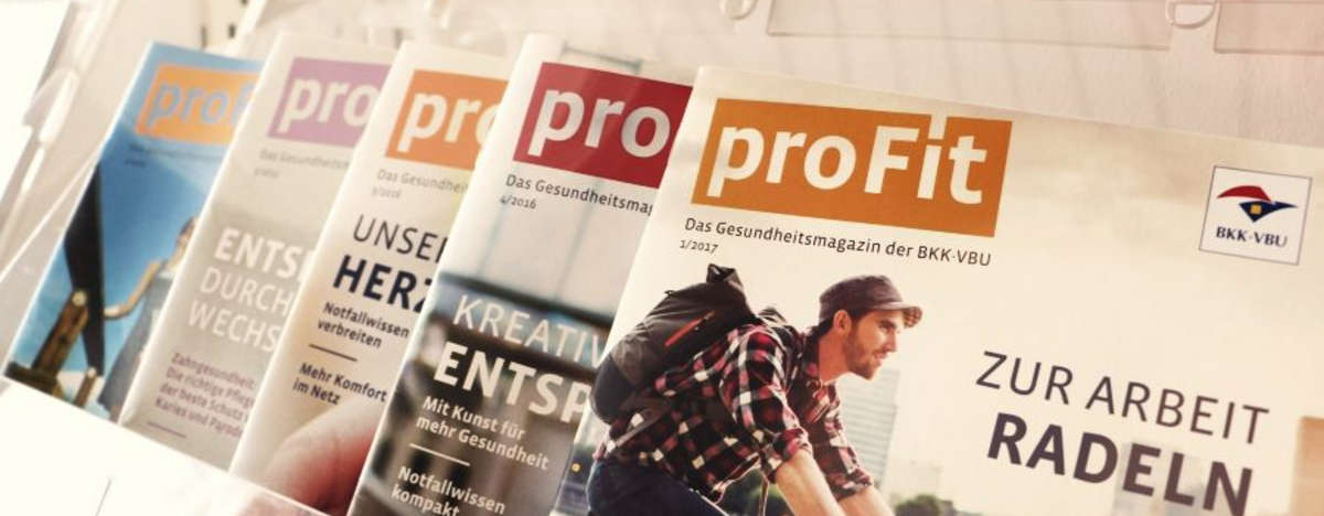 Ein Zeitungsständer mit verschiedenen Ausgaben der Mitgliederzeitschrift ProFit der BKK VBU