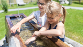 Zwei Mädchen machen Armgüsse ala Kneipp