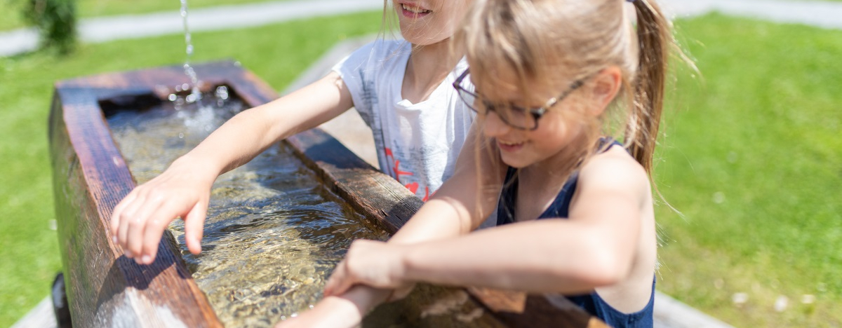 Zwei Mädchen machen Armgüsse ala Kneipp