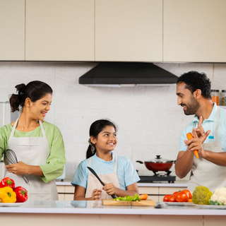 Familie kocht mit gesunden Zutaten