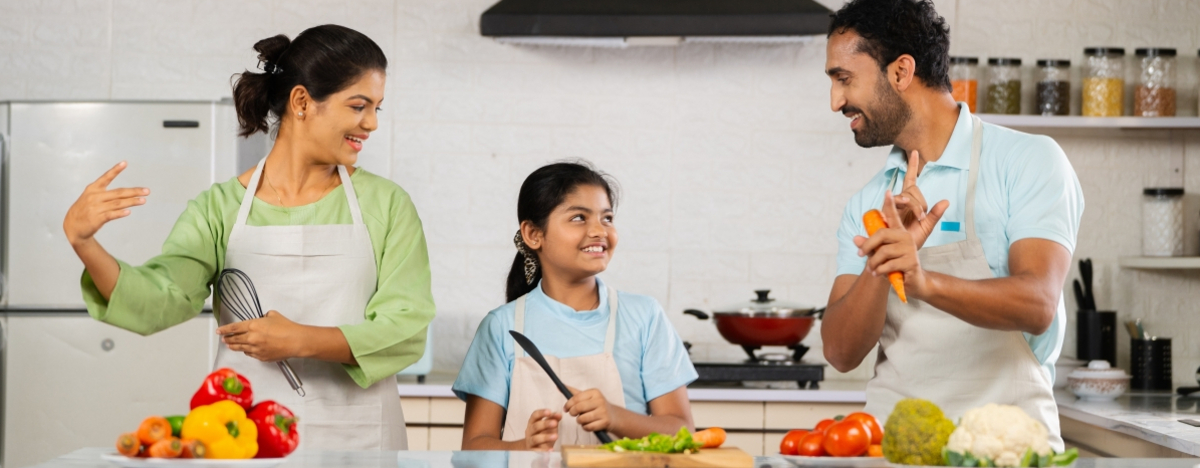 Familie kocht mit gesunden Zutaten