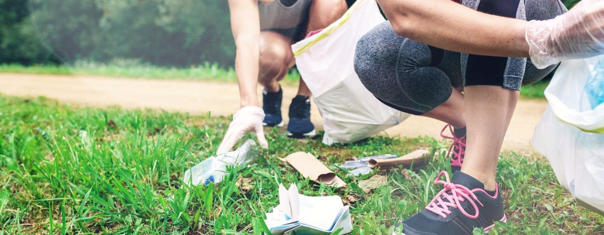 Plogging: Sportler, die während des Laufens Müll einsammeln