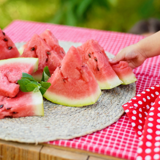 Mädchen greift nach Wassermelone