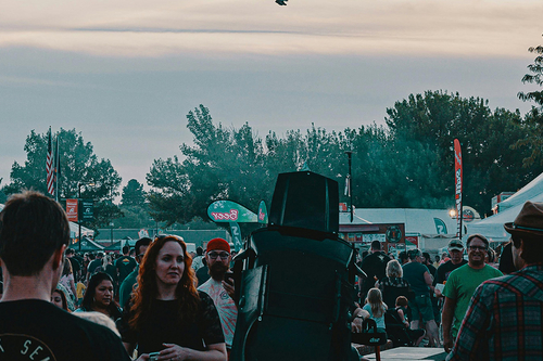 Viele Menschen tummeln sich auf einem Festivalgelände