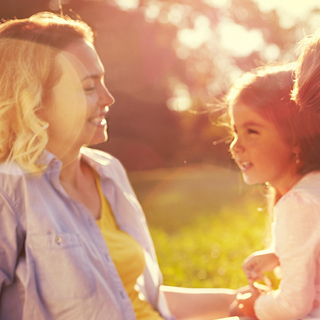 Junge Familie im sommerlichen Park