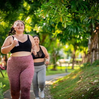 zwei Frauen joggen im Park