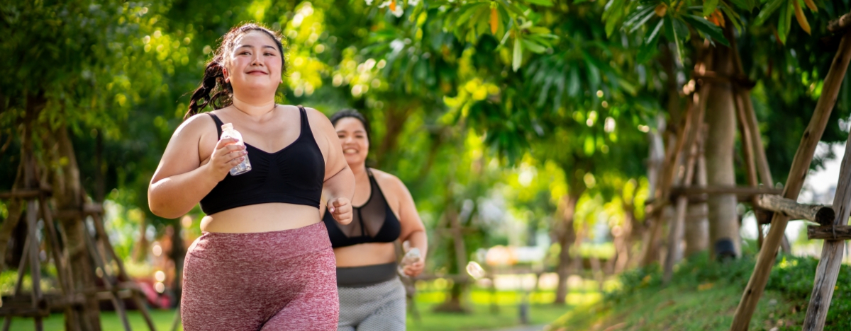 zwei Frauen joggen im Park