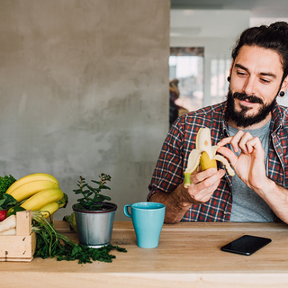 Student isst eine Banane