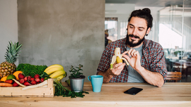 Student isst eine Banane