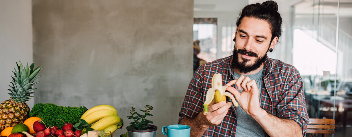 Student isst eine Banane