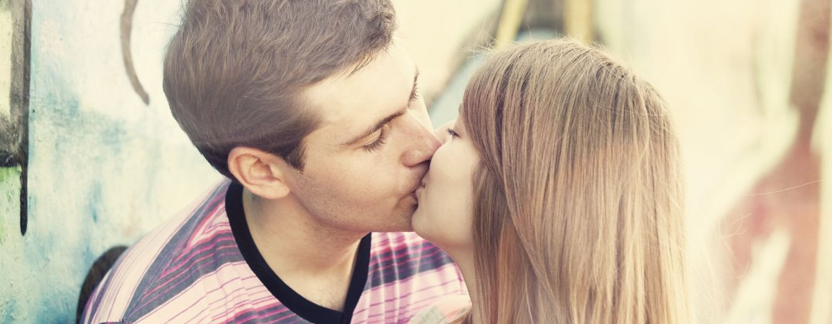 Junger Mann und junge Frau küssen sich