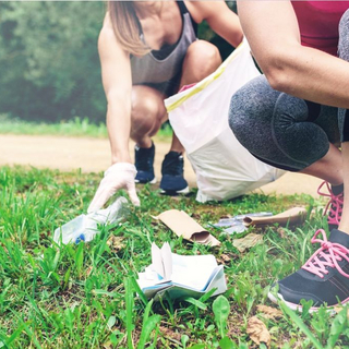 Plogging: Sportler, die während des Laufens Müll einsammeln