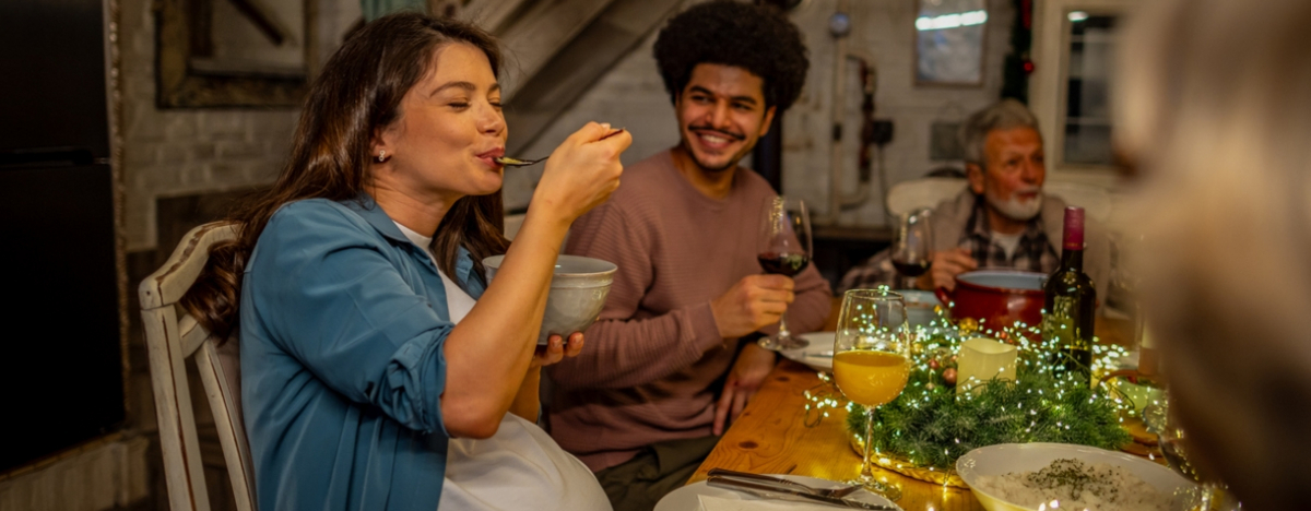 schwangere Frau ist auf einer Feier einen Salat