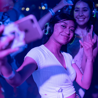 Mädchen macht ein Selfie im Club mit ihren Freundinnen