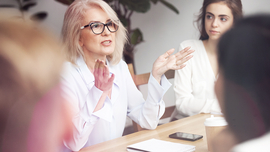 Diskussionsrunde mehrerer Frauen am Tisch