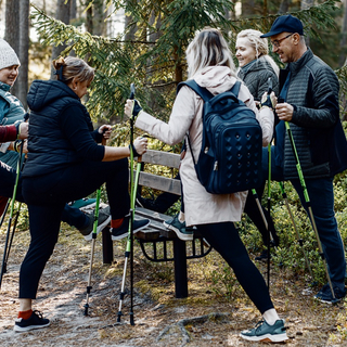 Gruppe von Menschen, die Nordic Walking macht