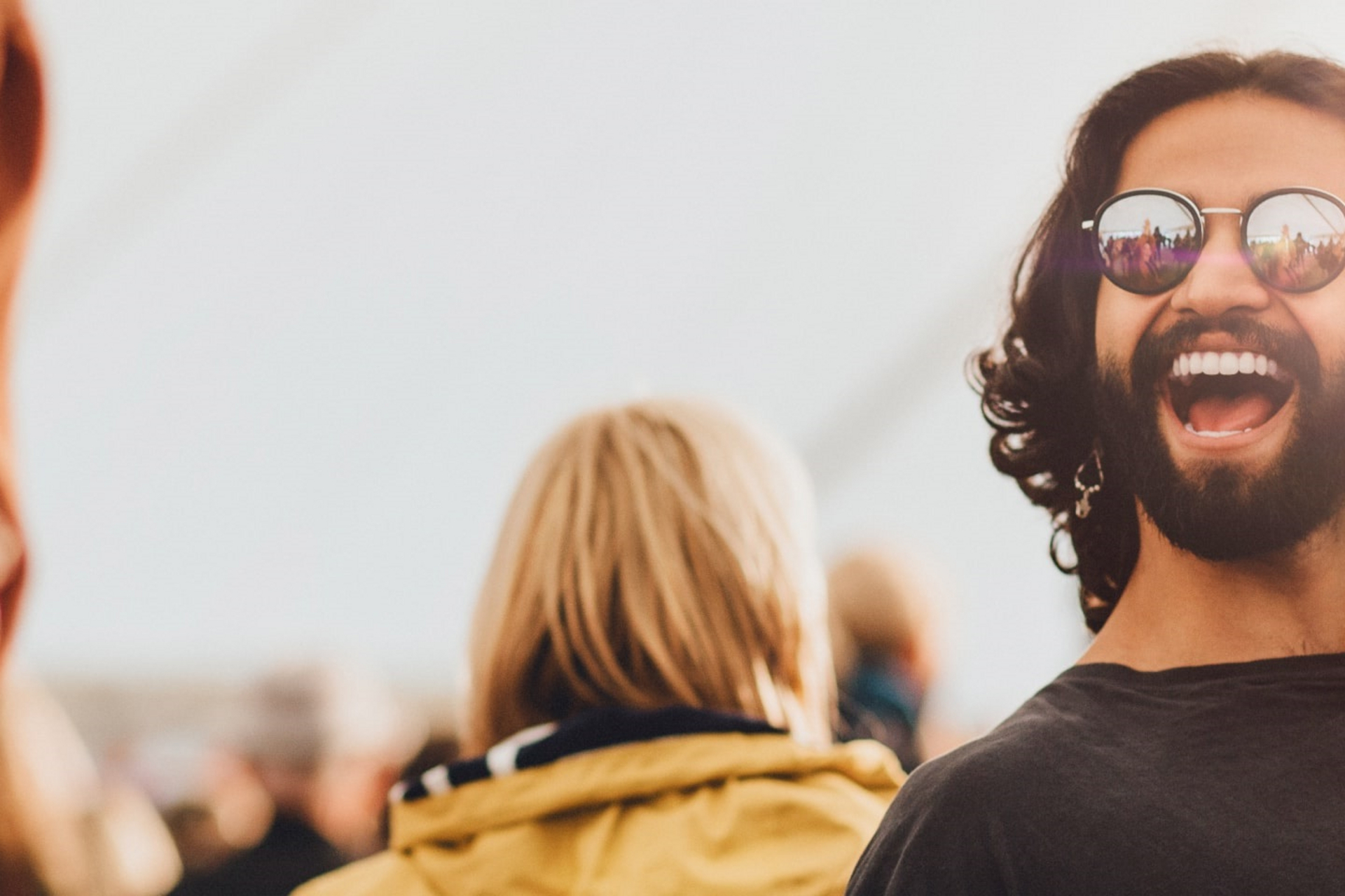 Ein Mann mit Sonnenbrille tanzt auf einem Festival