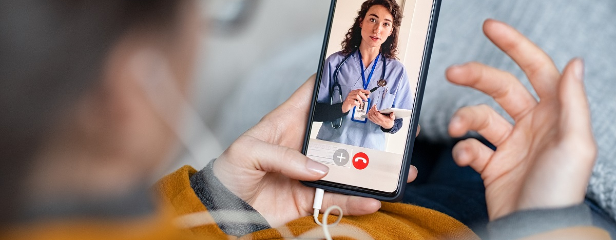 Frau mit Handy bei digitaler Arztsprechstunde