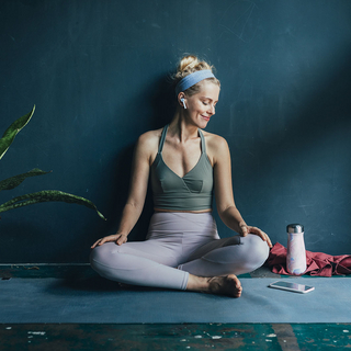 Frau macht Yoga