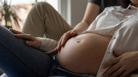 Mann reibt den Bauch seiner schwangeren Frau