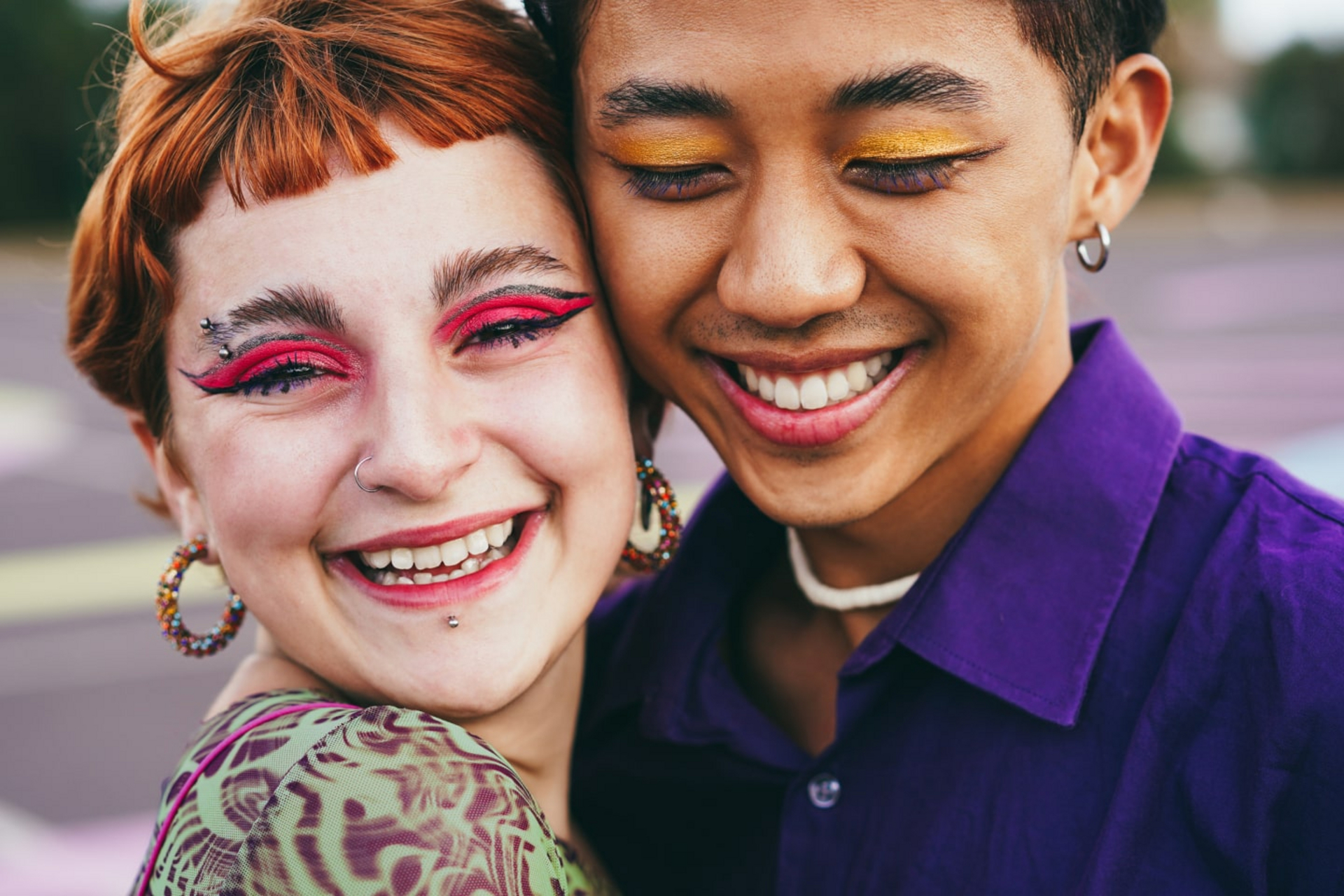 Junge, vielfältige Freunde, die Spaß im Freien haben - Fokus auf schwulen Asiaten, der Make-up trägt