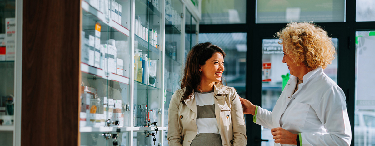 Schwangere Frau mit Apothekerin