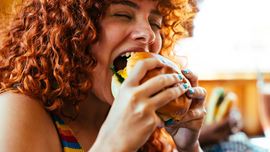 Frau beißt in einen Burger