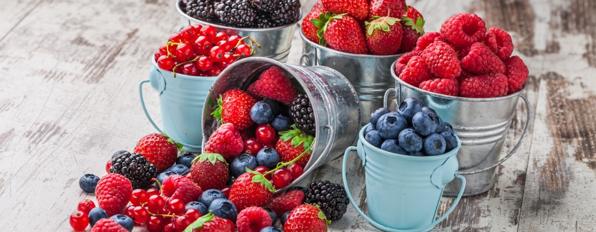 Bunte Beeren, die auf einem Tisch verstreut liegen