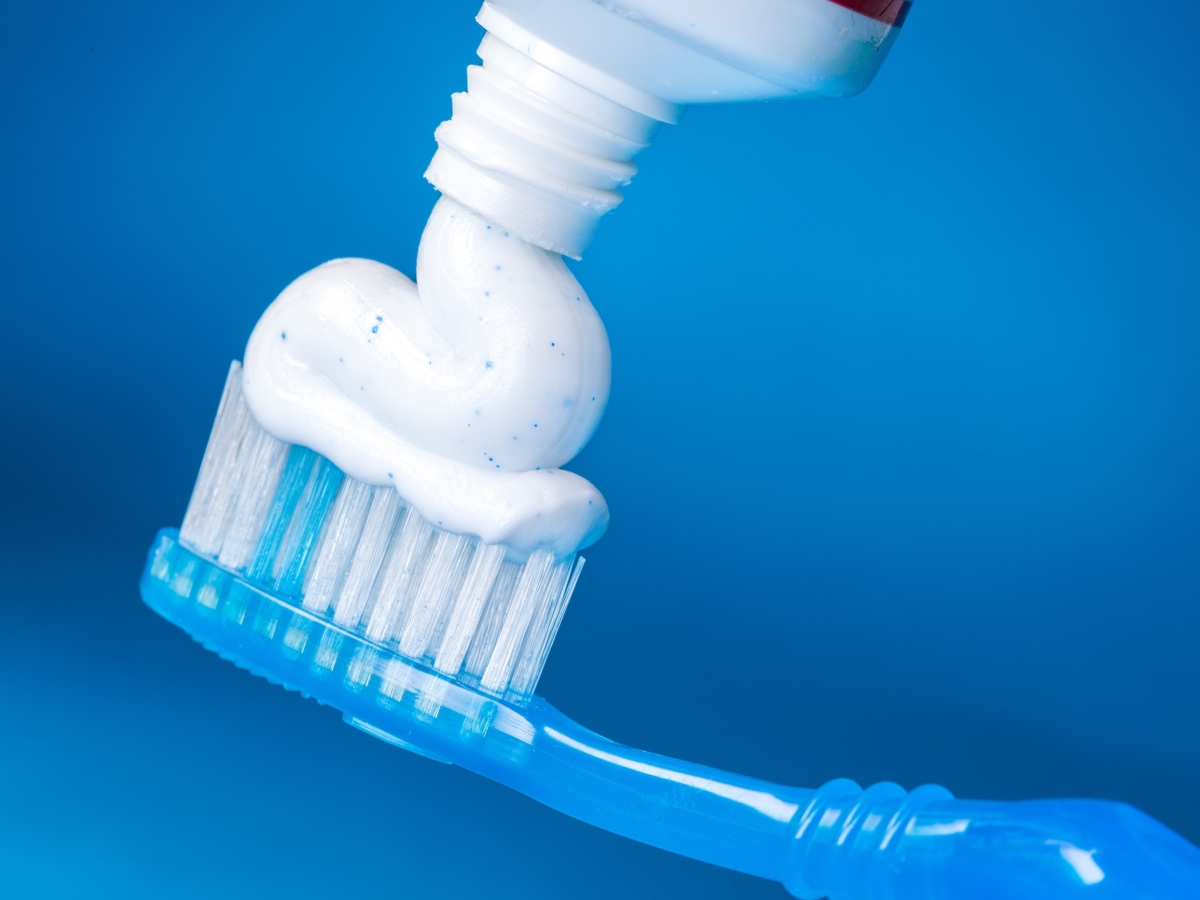 Auf einer Zahnbürste ist Zahnpasta mit Microplastik.