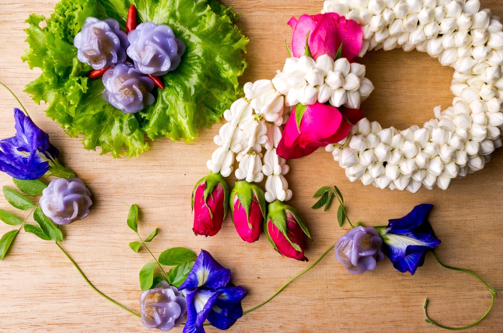 Bild von verschiedenen Blumen auf einem Tisch. 