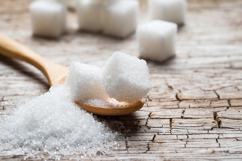 BKK-VBU Ratgeber: Zuckerwürfel und gemahlener Zucker auf einem Tisch